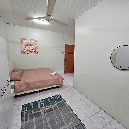 Ruhani Homestay 3 Kb - 4 Bedroom Fully Airconditioned With Wifi & Netflix Кота-Бару Экстерьер фото