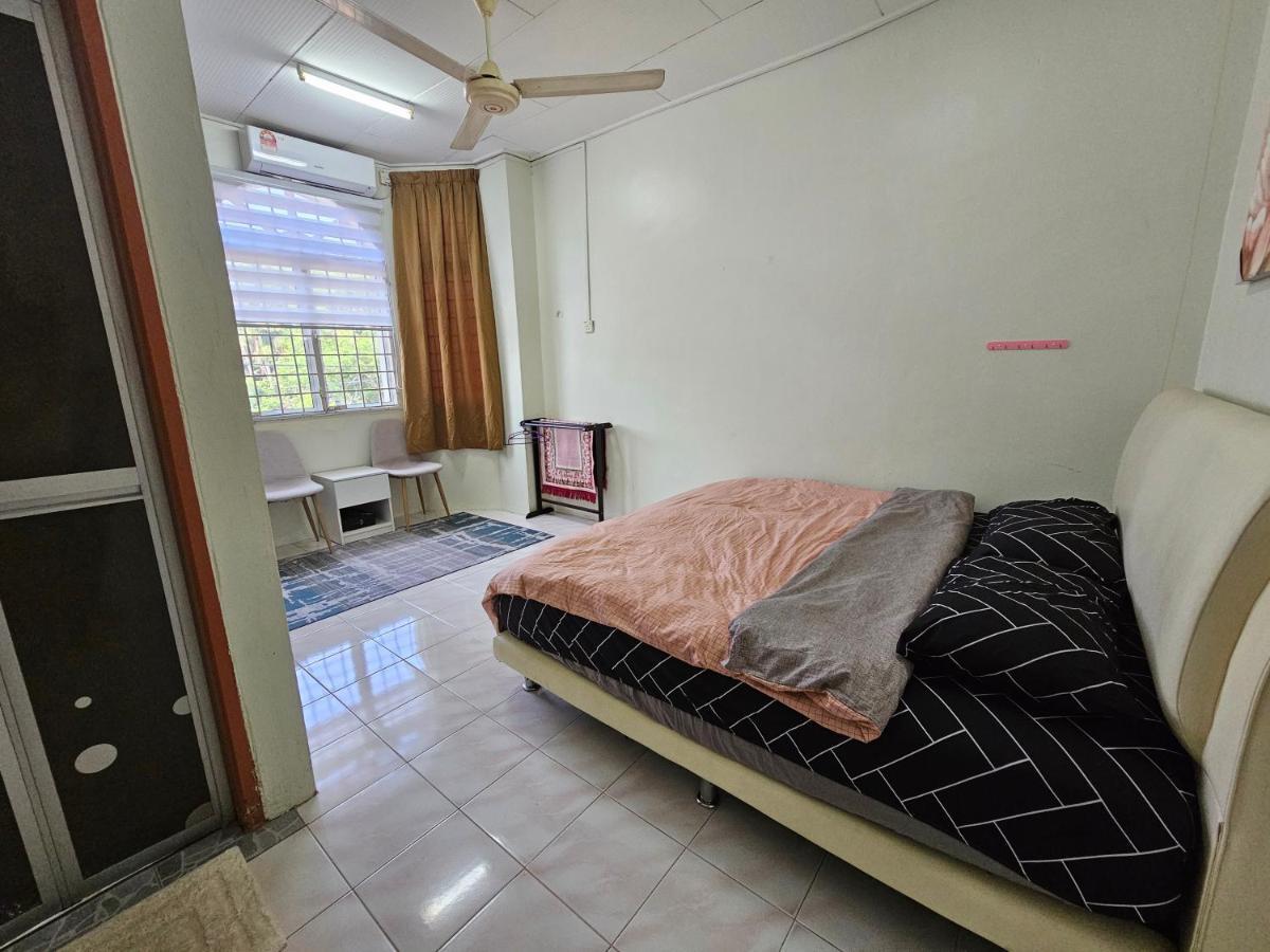 Ruhani Homestay 3 Kb - 4 Bedroom Fully Airconditioned With Wifi & Netflix Кота-Бару Экстерьер фото