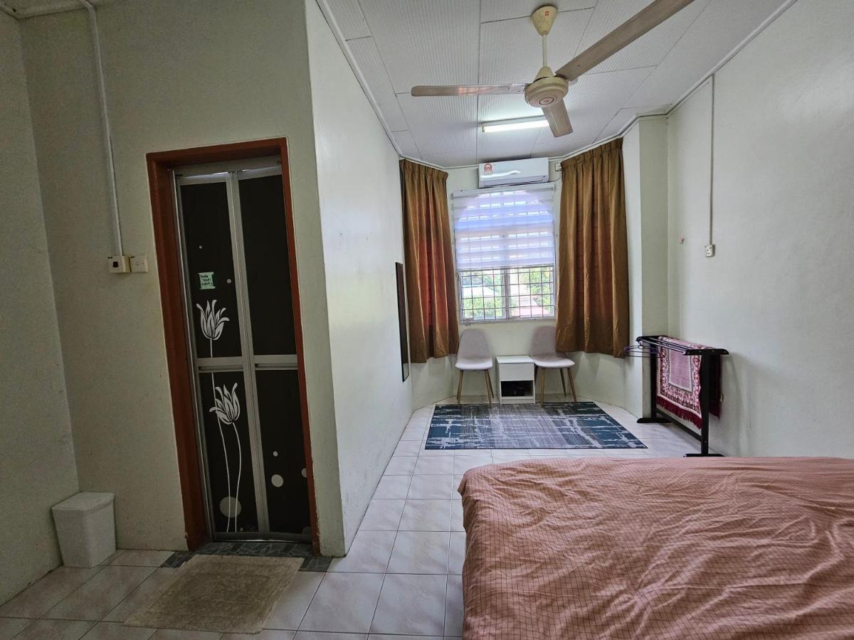 Ruhani Homestay 3 Kb - 4 Bedroom Fully Airconditioned With Wifi & Netflix Кота-Бару Экстерьер фото