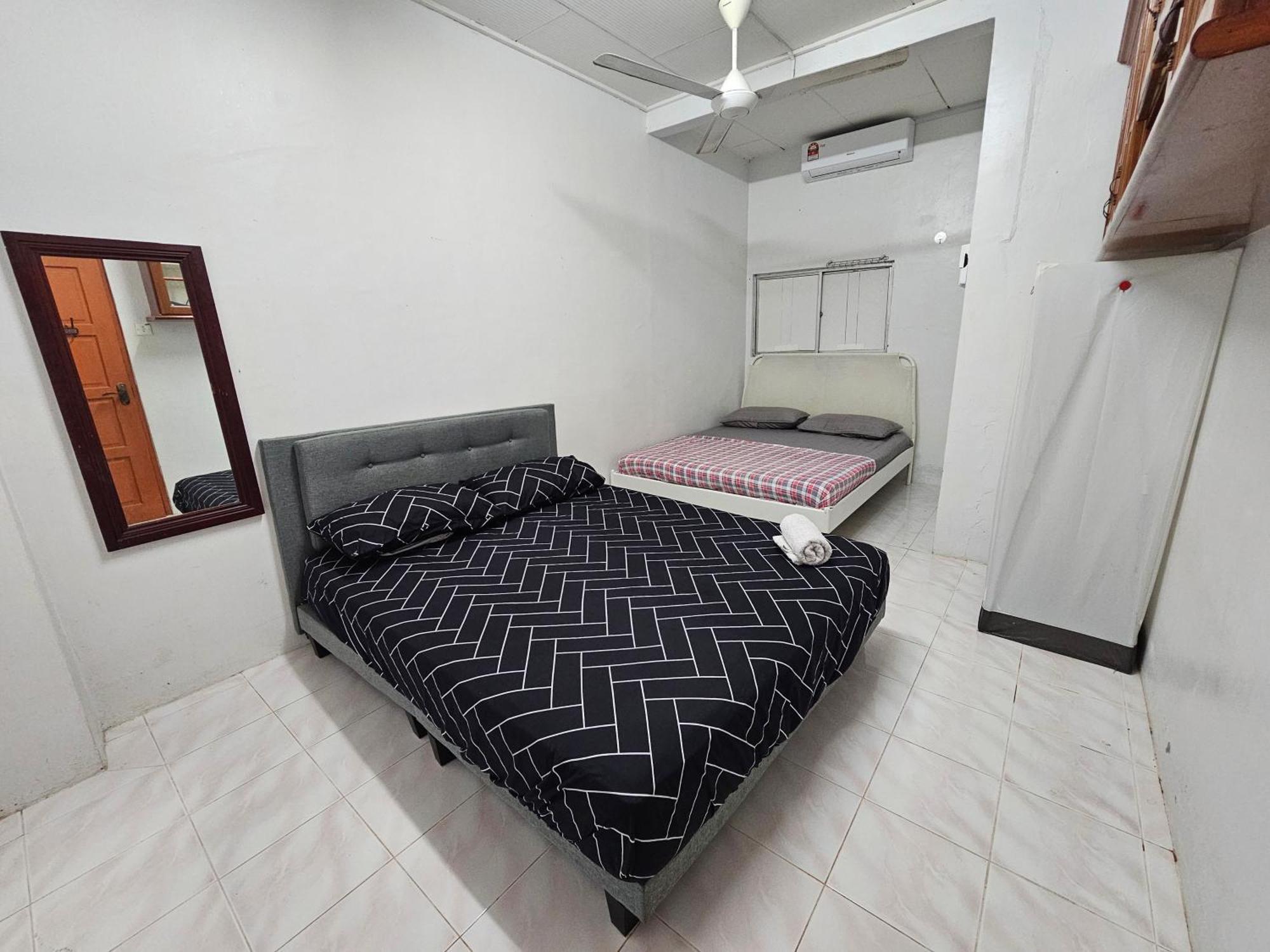 Ruhani Homestay 3 Kb - 4 Bedroom Fully Airconditioned With Wifi & Netflix Кота-Бару Экстерьер фото