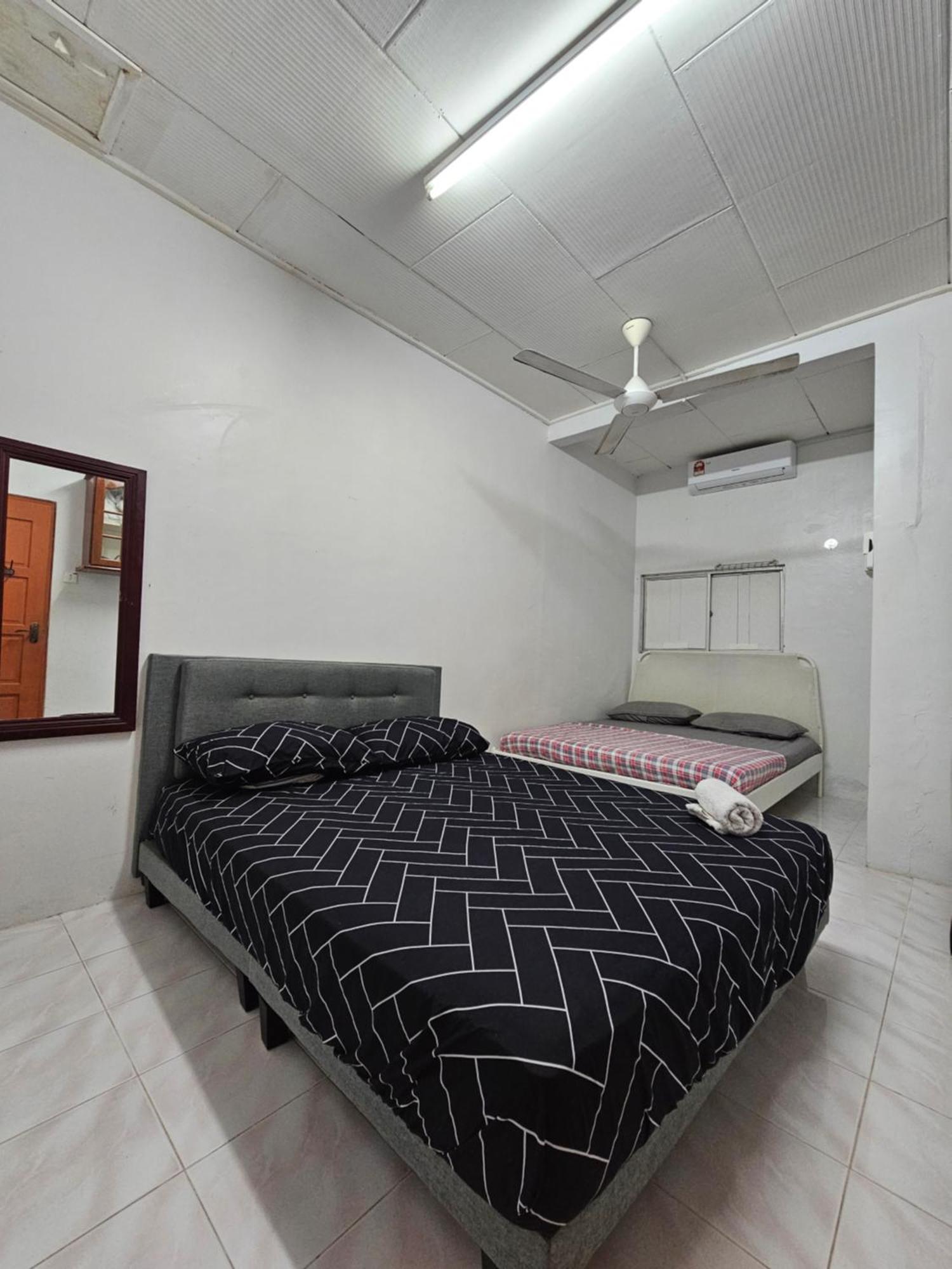 Ruhani Homestay 3 Kb - 4 Bedroom Fully Airconditioned With Wifi & Netflix Кота-Бару Экстерьер фото