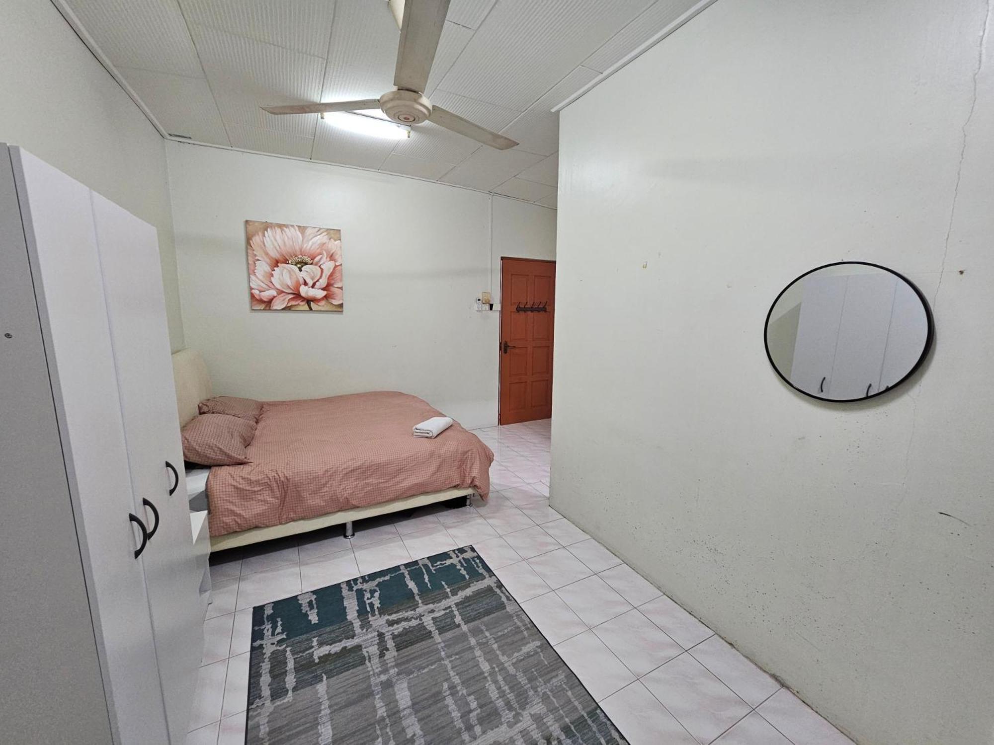 Ruhani Homestay 3 Kb - 4 Bedroom Fully Airconditioned With Wifi & Netflix Кота-Бару Экстерьер фото