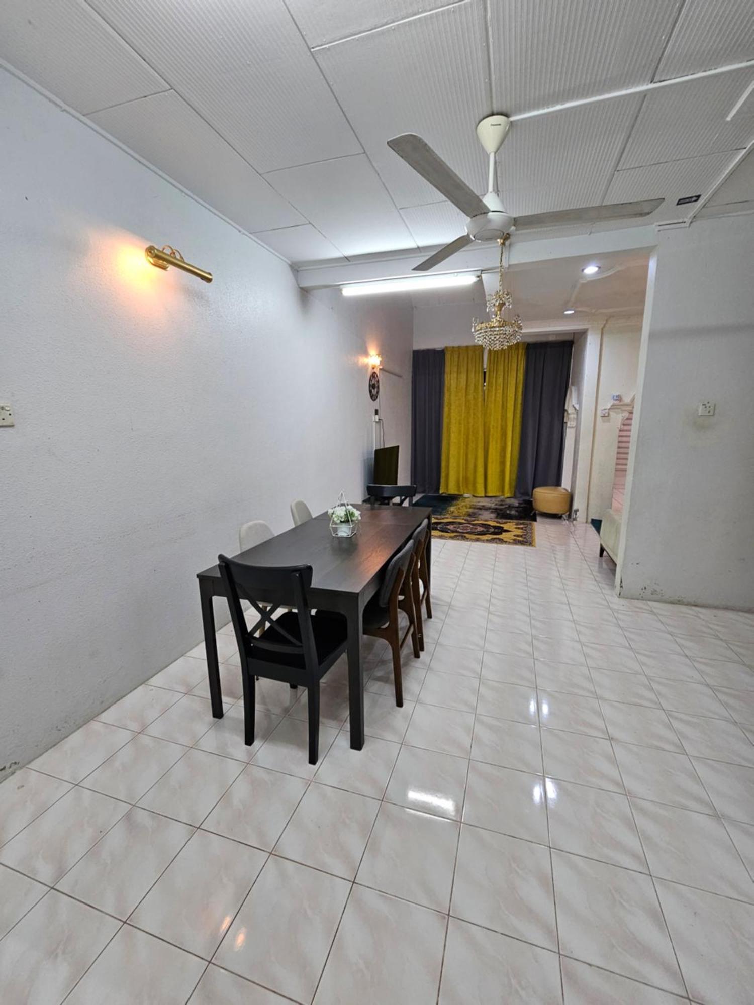 Ruhani Homestay 3 Kb - 4 Bedroom Fully Airconditioned With Wifi & Netflix Кота-Бару Экстерьер фото